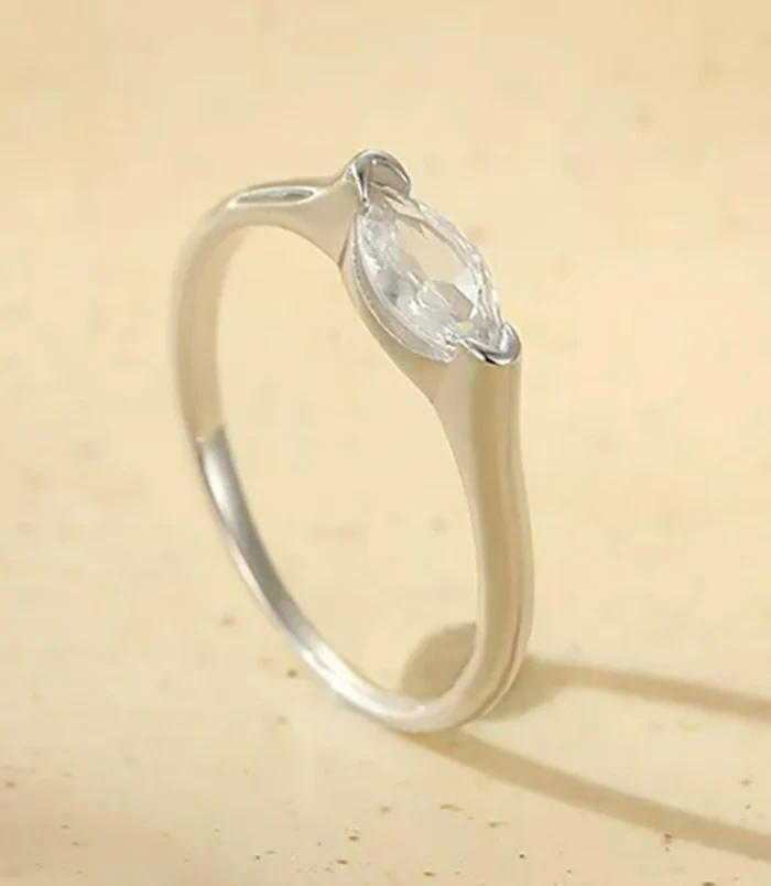 Marquise-Shaped-Solitaire-Cute-Ladies-Engagement-Ring-01