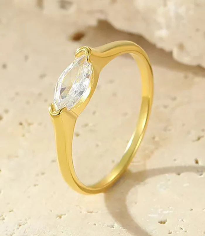 Marquise-Shaped-Solitaire-Cute-Ladies-Engagement-Ring-02